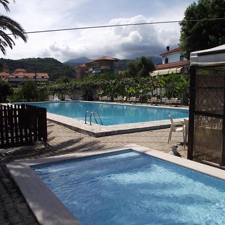 Bike And Breakfast Apartments Pietra Ligure Exterior foto